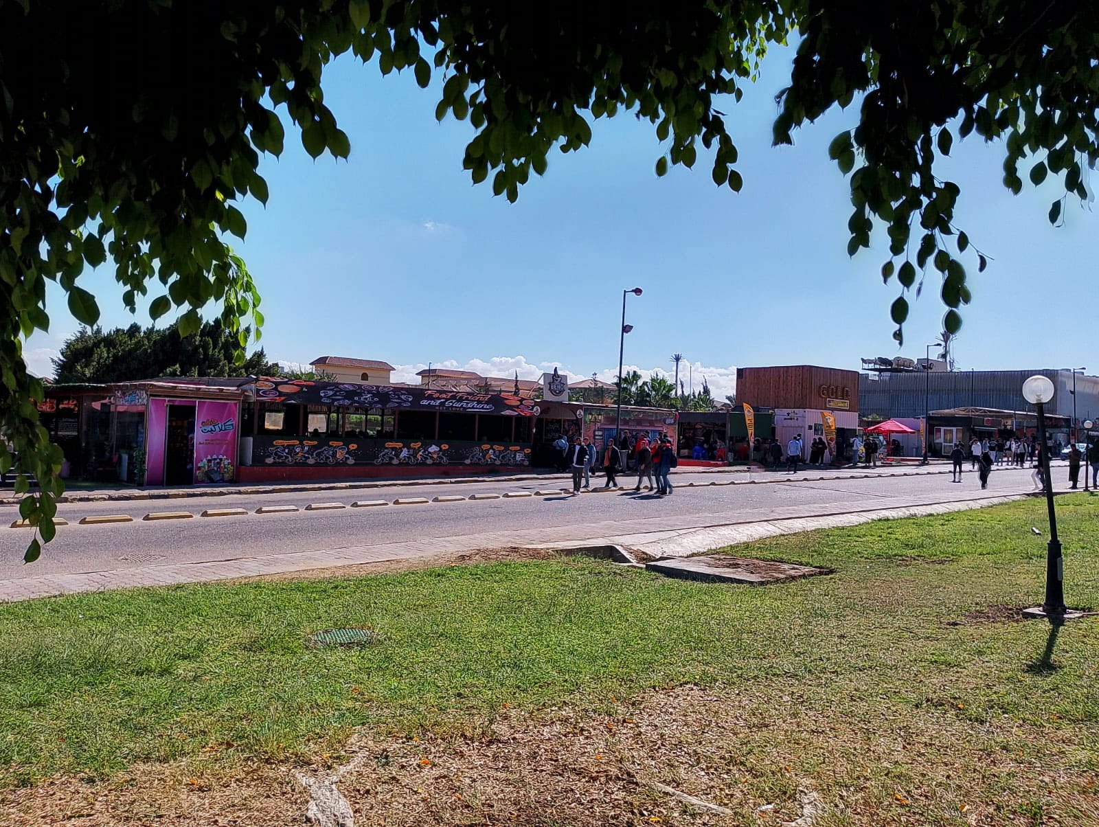 الكافتيريات والمطاعم